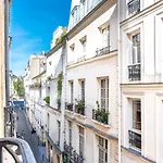 Outstanding Parisian Flat In Heart Of Paris Center